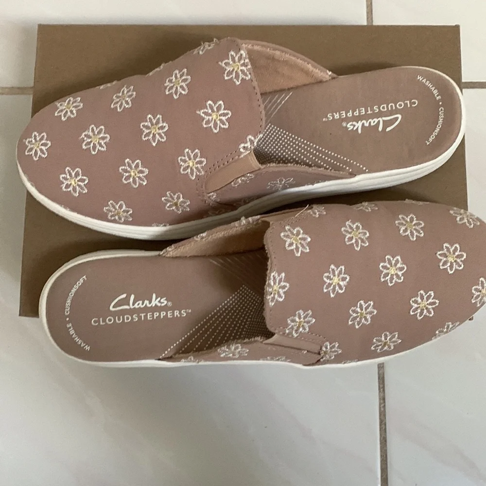 Clarks Cloudsteppers Floral Slip-On Sneakers‎ Size 6.5M